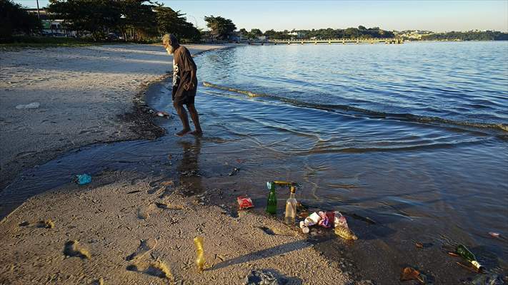 Pollution in the waters of Guanabara Bay in Rio de Janeiro