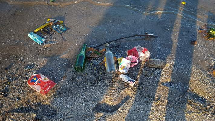 Pollution in the waters of Guanabara Bay in Rio de Janeiro