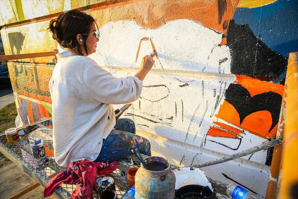 The walls of Baghdad are colored by murals of Iraqi artists