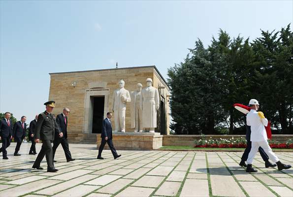 Cumhurbaşkanı Erdoğan başkanlığındaki YAŞ üyeleri Anıtkabir'i ziyaret etti