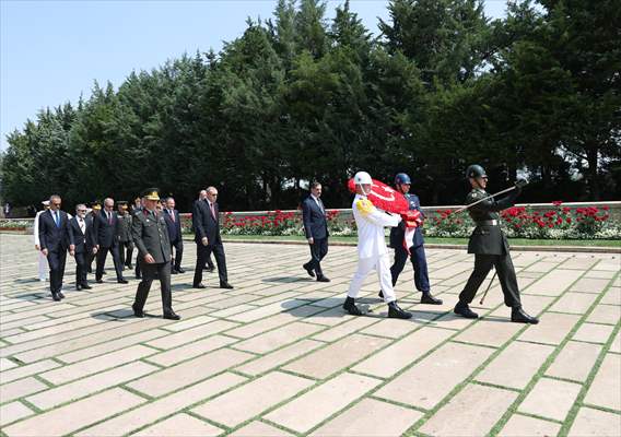 Cumhurbaşkanı Erdoğan başkanlığındaki YAŞ üyeleri Anıtkabir'i ziyaret etti