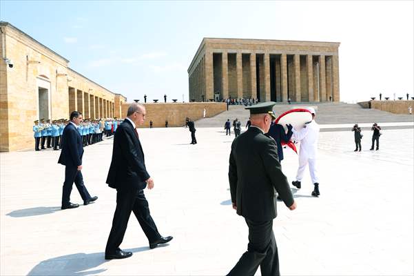 Cumhurbaşkanı Erdoğan başkanlığındaki YAŞ üyeleri Anıtkabir'i ziyaret etti