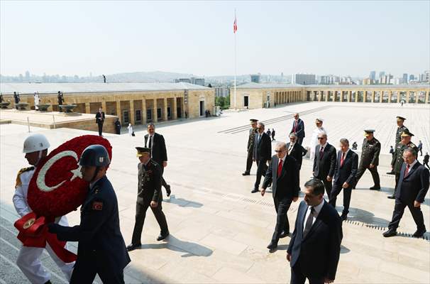 Cumhurbaşkanı Erdoğan başkanlığındaki YAŞ üyeleri Anıtkabir'i ziyaret etti