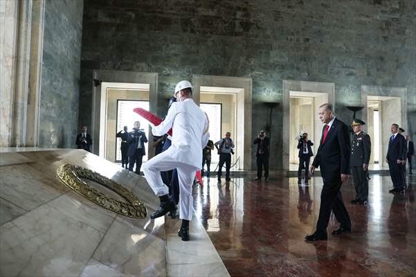 Cumhurbaşkanı Erdoğan başkanlığındaki YAŞ üyeleri Anıtkabir'i ziyaret etti