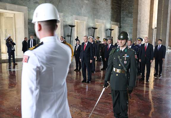 Cumhurbaşkanı Erdoğan başkanlığındaki YAŞ üyeleri Anıtkabir'i ziyaret etti