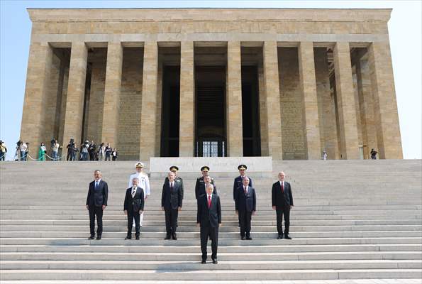 Cumhurbaşkanı Erdoğan başkanlığındaki YAŞ üyeleri Anıtkabir'i ziyaret etti