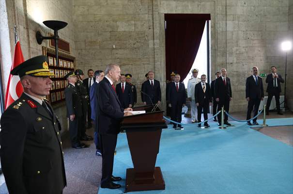 Cumhurbaşkanı Erdoğan başkanlığındaki YAŞ üyeleri Anıtkabir'i ziyaret etti