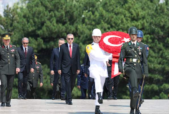 Cumhurbaşkanı Erdoğan başkanlığındaki YAŞ üyeleri Anıtkabir'i ziyaret etti