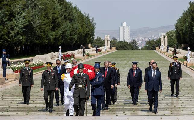 Cumhurbaşkanı Recep Tayyip Erdoğan Yüksek Askeri Şura üyeleri ile Anıtkabir'i ziyaret etti