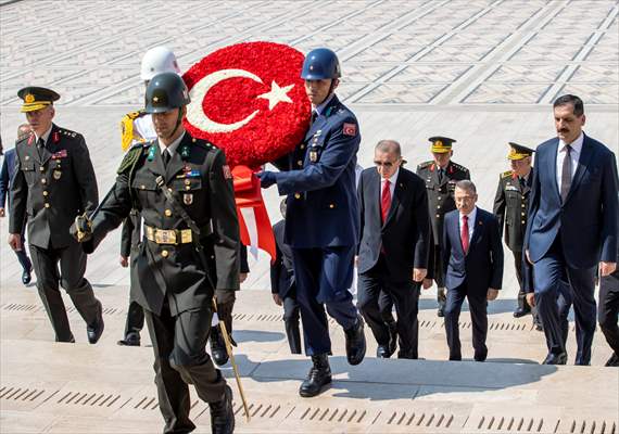 Cumhurbaşkanı Recep Tayyip Erdoğan Yüksek Askeri Şura üyeleri ile Anıtkabir'i ziyaret etti