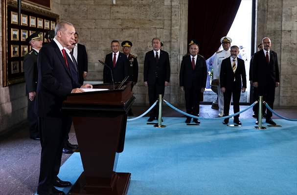 Cumhurbaşkanı Recep Tayyip Erdoğan Yüksek Askeri Şura üyeleri ile Anıtkabir'i ziyaret etti