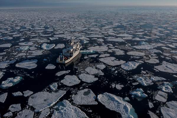 Climate Change melts ice and glaciers in Arctic