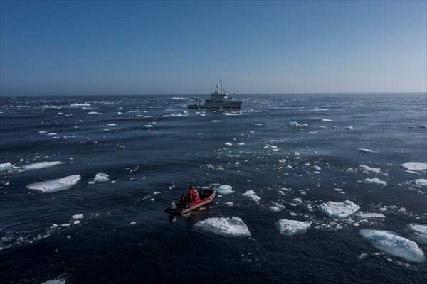 Climate Change melts ice and glaciers in Arctic