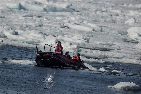 Climate Change melts ice and glaciers in Arctic