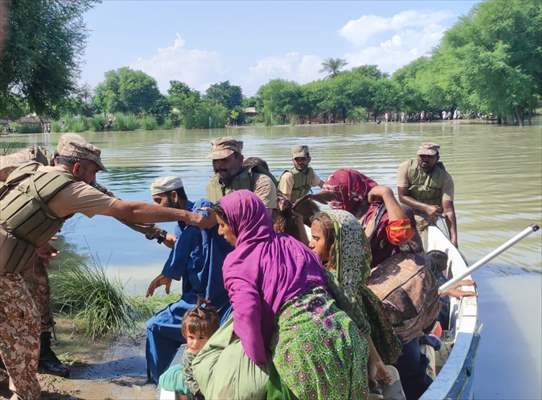 Pakistan Army assist search and rescue operations