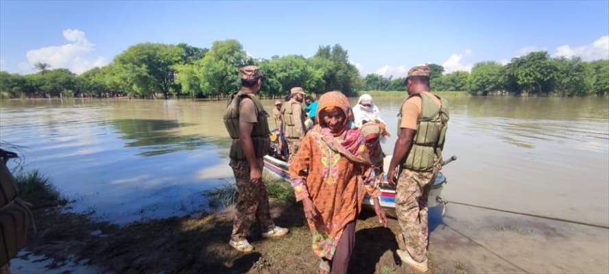 Pakistan Army assist search and rescue operations