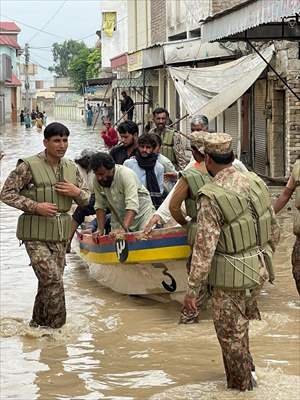 Pakistan Army assist search and rescue operations