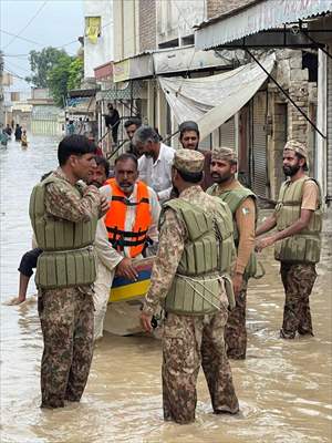 Pakistan Army assist search and rescue operations