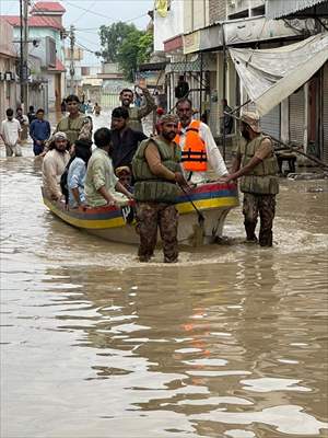 Pakistan Army assist search and rescue operations