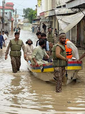 Pakistan Army assist search and rescue operations