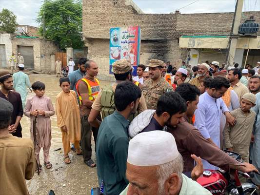Pakistan Army assist search and rescue operations
