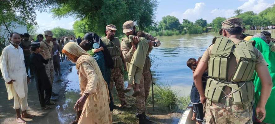 Pakistan Army assist search and rescue operations