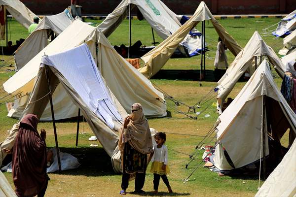 Pakistani flood victims in makeshift camp