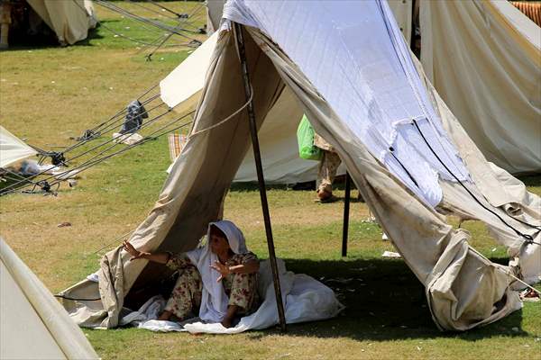 Pakistani flood victims in makeshift camp