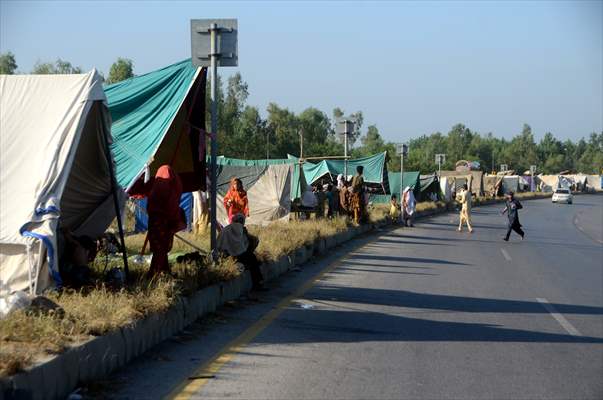 Pakistani flood victims in makeshift camp