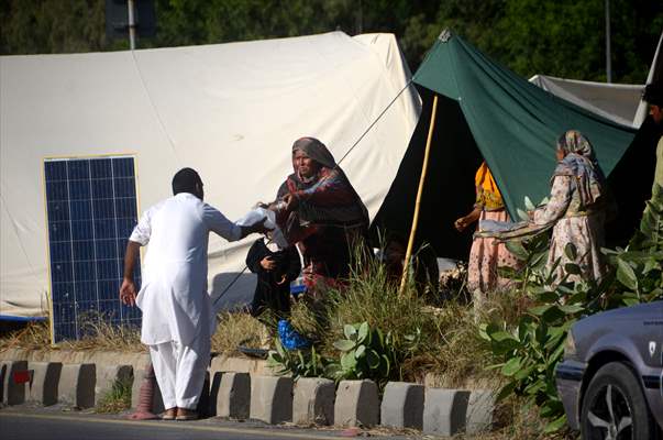 Pakistani flood victims in makeshift camp
