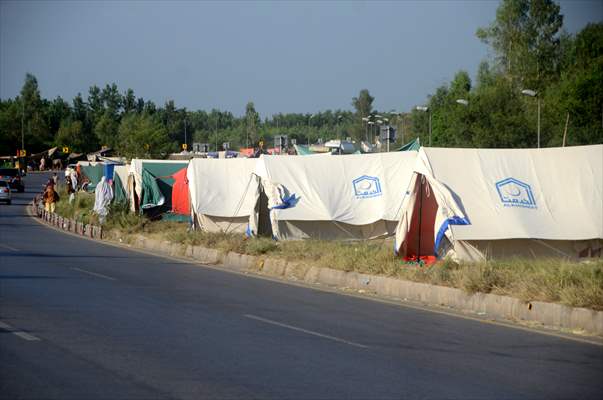 Pakistani flood victims in makeshift camp