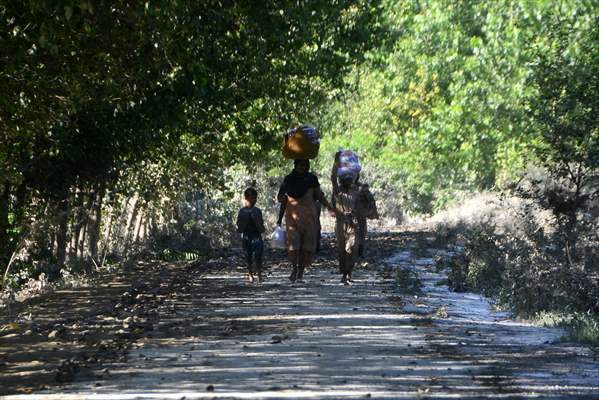 Pakistani flood victims in makeshift camp