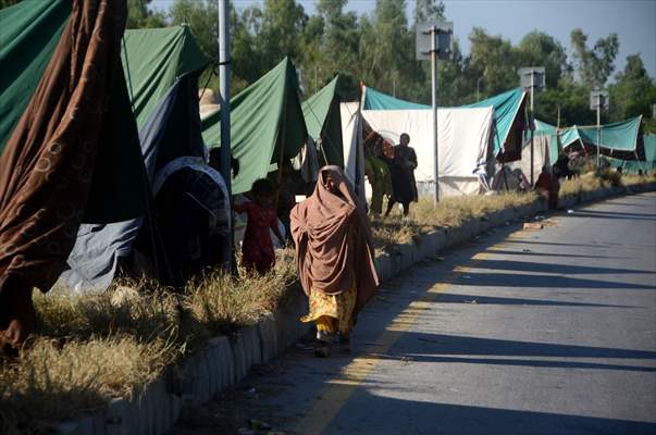 Pakistani flood victims in makeshift camp