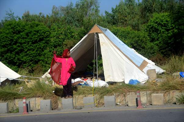 Pakistani flood victims in makeshift camp