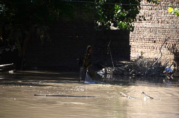 Pakistani flood victims in makeshift camp