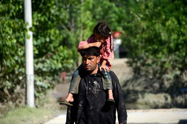 Pakistani flood victims in makeshift camp