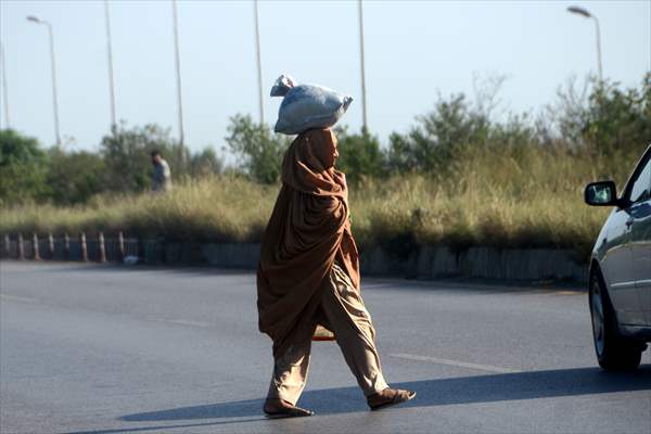 Pakistani flood victims in makeshift camp