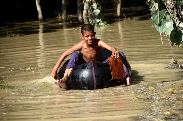Pakistani flood victims in makeshift camp