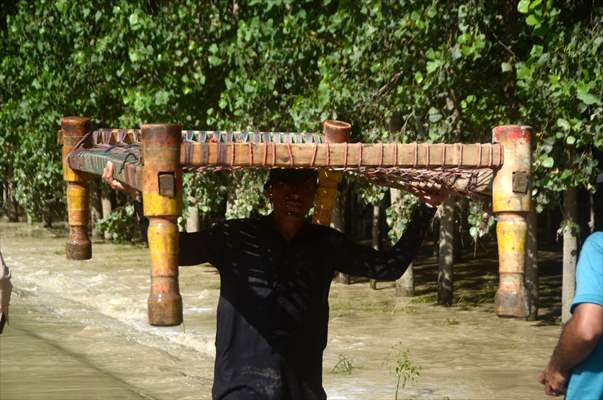 Pakistani flood victims in makeshift camp