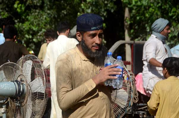 Pakistani flood victims in makeshift camp