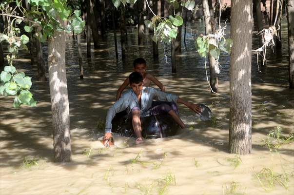 Pakistani flood victims in makeshift camp