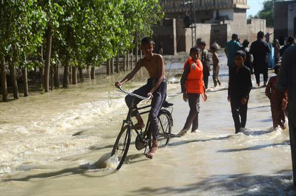 Pakistani flood victims in makeshift camp
