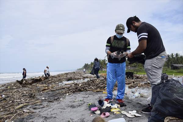 International Coastal Cleanup Day in El Salvador