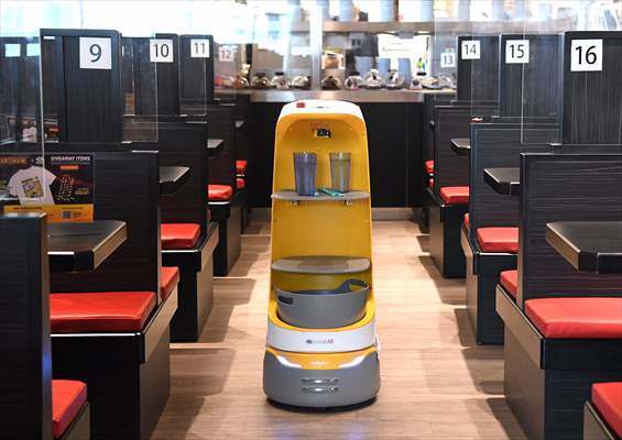 Robots Deliver Drinks at Orlando Restaurant