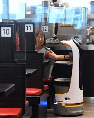 Robots Deliver Drinks at Orlando Restaurant