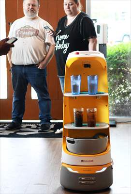 Robots Deliver Drinks at Orlando Restaurant