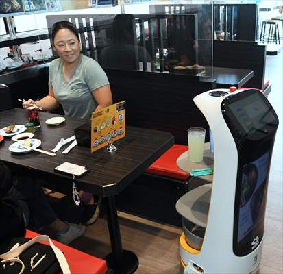 Robots Deliver Drinks at Orlando Restaurant