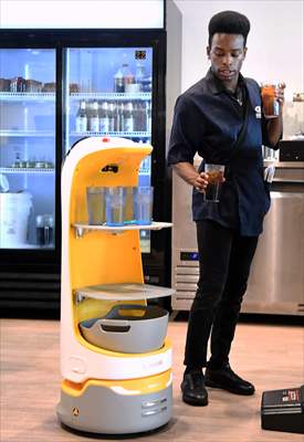 Robots Deliver Drinks at Orlando Restaurant