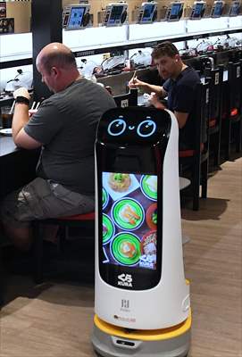 Robots Deliver Drinks at Orlando Restaurant