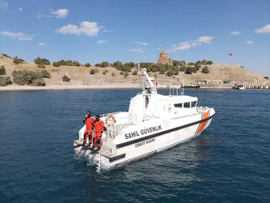 Sahil Güvenlik Komutanlığı timlerinin Van Gölü'nün derinliklerindeki tatbikatı görüntülendi